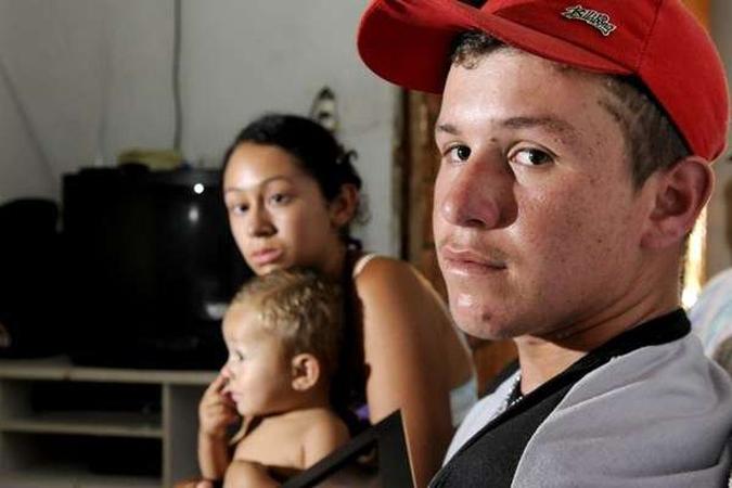 Matheus Cardoso, com a mulher, Alessandra, e o filho: com o salário, paga o aluguel, sustenta a família e espera quitar débitos(foto: Carlos Vieira/CB/D.A Press) Matheus Cardoso, com a mulher, Alessandra, e o filho: com o salário, paga o aluguel, sustenta a família e espera quitar débitos(foto: Carlos Vieira/CB/D.A Press)