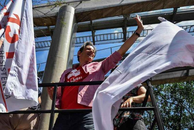 Haddad participa de ato de campanha na zona leste de SP(foto: Nelson Almeida/AFP) Haddad participa de ato de campanha na zona leste de SP(foto: Nelson Almeida/AFP)