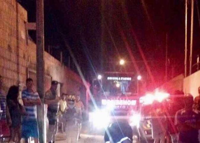 O Corpo de Bombeiros esteve no local para apagar o incêndio e prestar os primeiros socorros às crianças.(foto: Divulgação.) O Corpo de Bombeiros esteve no local para apagar o incêndio e prestar os primeiros socorros às crianças.(foto: Divulgação.)