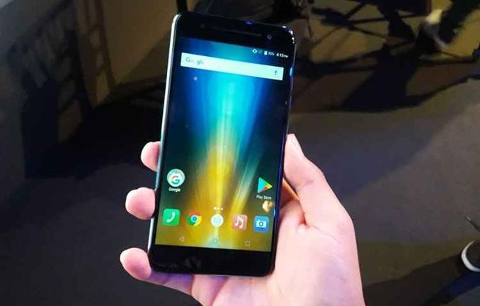 O Quantum V, novo smartphone da empresa brasileira(foto: Álef Calado/Esp. CB/D.A Press) O Quantum V, novo smartphone da empresa brasileira(foto: Álef Calado/Esp. CB/D.A Press)