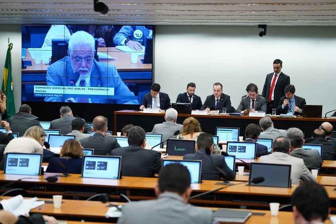 Se todos os inscritos comparecerem à comissão para falar, apenas os discursos terão duração de cerca de 30 horas(foto: Pablo Valadares/Câmara dos Deputados ) Se todos os inscritos comparecerem à comissão para falar, apenas os discursos terão duração de cerca de 30 horas(foto: Pablo Valadares/Câmara dos Deputados )
