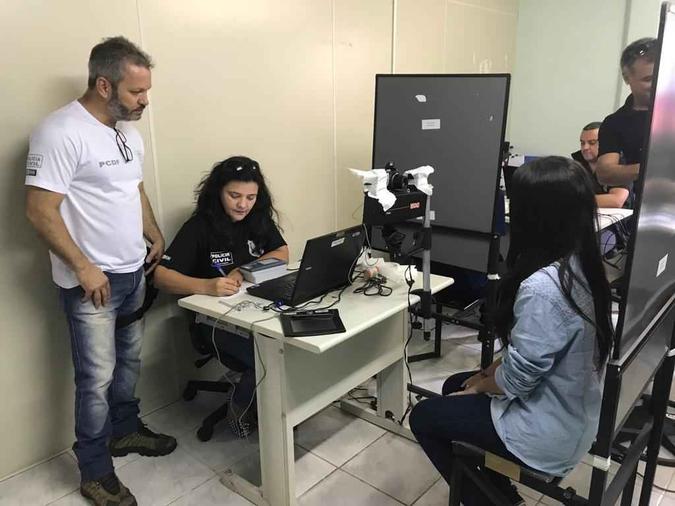Policiais fazem o atendimento à população em um posto do CRAS(foto: Divulgação: Instituto de Identificação/PCDF) Policiais fazem o atendimento à população em um posto do CRAS(foto: Divulgação: Instituto de Identificação/PCDF)