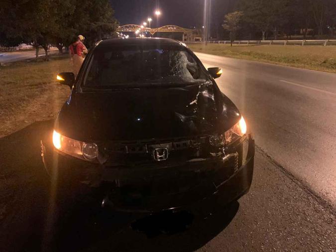 Carro Honda Civic atingiu pedestre que atravessava a via(foto: Divulgação/CBM-DF) Carro Honda Civic atingiu pedestre que atravessava a via(foto: Divulgação/CBM-DF)