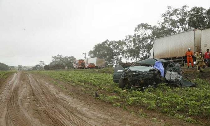 O homem que conduzia um Astra Sedan não resistiu aos ferimentos e faleceu no local do acidente(foto: Divulgação/CBMDF) O homem que conduzia um Astra Sedan não resistiu aos ferimentos e faleceu no local do acidente(foto: Divulgação/CBMDF)