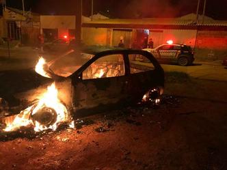 Homem incendiou o carro da esposa após não aceitar o pedido de separação(foto: PMDF/Divulgação) Homem incendiou o carro da esposa após não aceitar o pedido de separação(foto: PMDF/Divulgação)