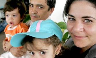 O casal André Ribeiro e Janaína Monte, com os filhos Caio e Maria Eduarda, teme precisar pagar à parte pelas consultas com pediatras: impacto negativo no orçamento familiar(foto: Carlos Silva/Esp.CB/D.A Press ) O casal André Ribeiro e Janaína Monte, com os filhos Caio e Maria Eduarda, teme precisar pagar à parte pelas consultas com pediatras: impacto negativo no orçamento familiar(foto: Carlos Silva/Esp.CB/D.A Press )