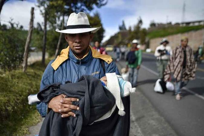 Fugindo da crise econômica, da hiperinflação e do desabastecimento, milhares de venezuelanos emigraram nas últimas semanas para Peru, Brasil, Colômbia, Equador e Chile, gerando tensão nos países. (foto: Luis Robayo/ AFP) Fugindo da crise econômica, da hiperinflação e do desabastecimento, milhares de venezuelanos emigraram nas últimas semanas para Peru, Brasil, Colômbia, Equador e Chile, gerando tensão nos países. (foto: Luis Robayo/ AFP)