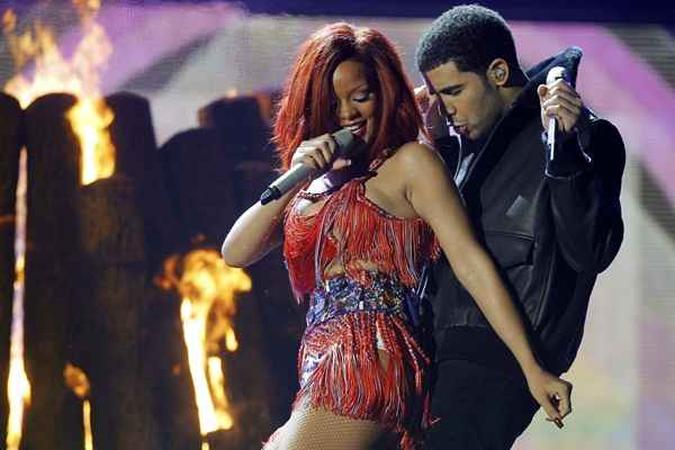Depois de ele revelar no VMA que era apaixonado por Rihanna desde os 22 anos e levar alguns cortes dela, a cantora apareceu no show de Drake para cantar Bitch Better Have my Money e eles se beijaram.(foto: REUTERS/Lucy Nicholson) Depois de ele revelar no VMA que era apaixonado por Rihanna desde os 22 anos e levar alguns cortes dela, a cantora apareceu no show de Drake para cantar Bitch Better Have my Money e eles se beijaram.(foto: REUTERS/Lucy Nicholson)