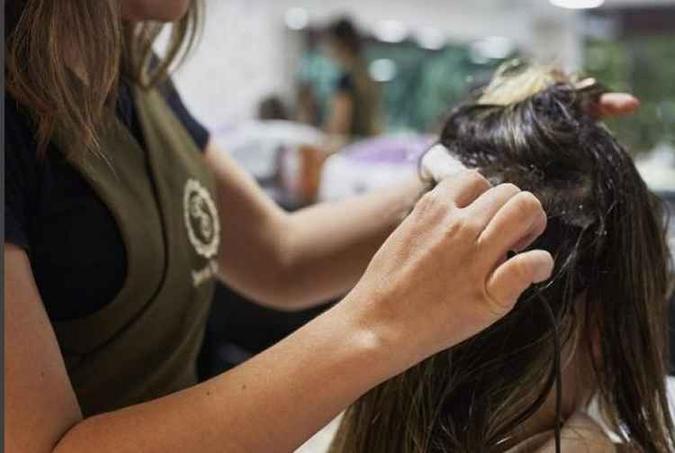 Estabelecimentos como salões de beleza tiveram de adotar novos procedimentos para conviver com os cortes de água(foto: Sweet Therapy/Divulgação) Estabelecimentos como salões de beleza tiveram de adotar novos procedimentos para conviver com os cortes de água(foto: Sweet Therapy/Divulgação)