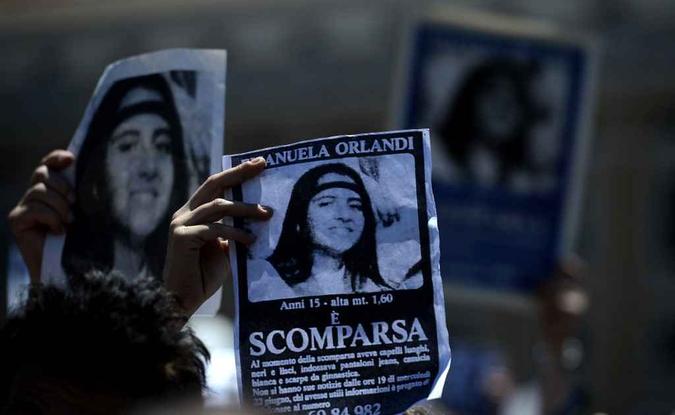 Cartazes com o rosto de Emanuela Orlandi, que desapareceu quando tinha 15 anos(foto: AFP) Cartazes com o rosto de Emanuela Orlandi, que desapareceu quando tinha 15 anos(foto: AFP)