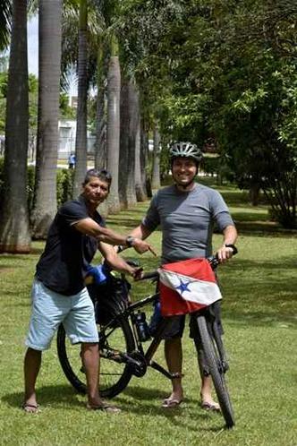 Descanso depois da longa jornada, Casemiro (E) e Marcelo posam com uma das bikes da viagem(foto: Marcelo Ferreira/CB/D.A Press) Descanso depois da longa jornada, Casemiro (E) e Marcelo posam com uma das bikes da viagem(foto: Marcelo Ferreira/CB/D.A Press)