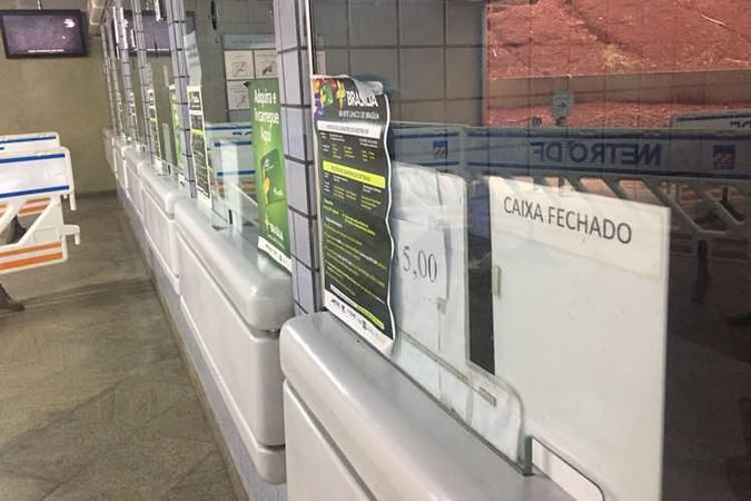 Caixas para compra de bilhete fechados no metrô: catracas liberadas entre as 10h e as 13h(foto: Mayara Subtil/Esp.CB/D.A Press) Caixas para compra de bilhete fechados no metrô: catracas liberadas entre as 10h e as 13h(foto: Mayara Subtil/Esp.CB/D.A Press)