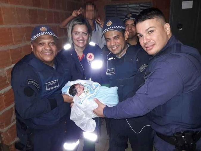 Os militares realizaram o parto da adolescente de 16 anos na casa dela, na Cidade Estrutural(foto: PMDF/Divulgação) Os militares realizaram o parto da adolescente de 16 anos na casa dela, na Cidade Estrutural(foto: PMDF/Divulgação)