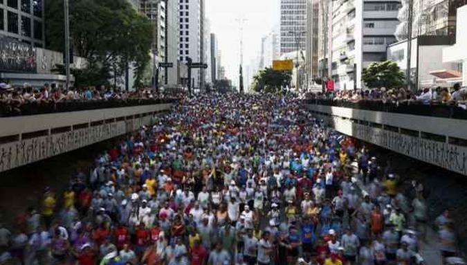 Milhares participam da São Silvestre, em São Paulo: cientistas acreditam que futuros estudos poderão apontar a corrida como fator de prevenção de doenças neurodegenerativas, como o Alzheimer(foto: Miguel Schincariol/AFP ) Milhares participam da São Silvestre, em São Paulo: cientistas acreditam que futuros estudos poderão apontar a corrida como fator de prevenção de doenças neurodegenerativas, como o Alzheimer(foto: Miguel Schincariol/AFP )