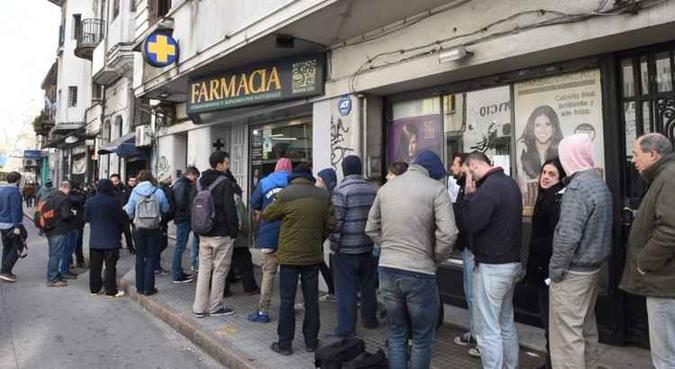 Pessoas fazem fila para comprar maconha em farmácia de Montevidéu(foto: Miguel Rojo/ AFP - 19/7/2017) Pessoas fazem fila para comprar maconha em farmácia de Montevidéu(foto: Miguel Rojo/ AFP - 19/7/2017)
