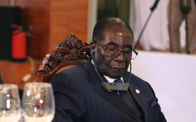 Robert Mugabe foi flagrado cochilando na semana passada durante o Fórum Econômico Mundial sobre a África (foto: AFP / SEBASTIEN RIEUSSEC) Robert Mugabe foi flagrado cochilando na semana passada durante o Fórum Econômico Mundial sobre a África (foto: AFP / SEBASTIEN RIEUSSEC)
