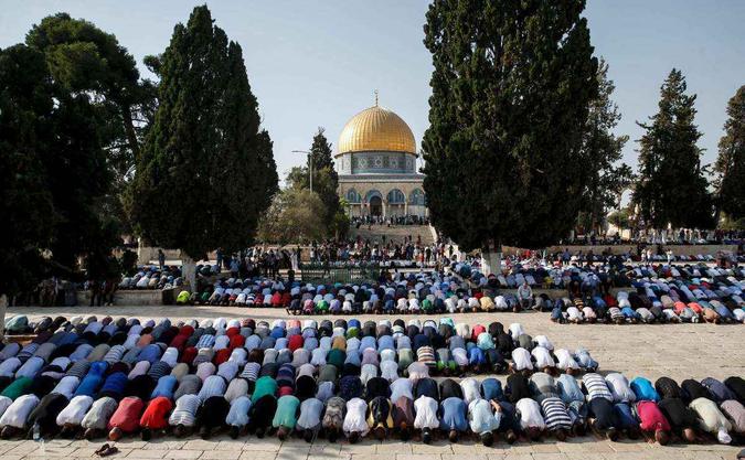 Palestinos oram fora das mesquitas em Israel (27/7)(foto: AHMAD GHARABLI) Palestinos oram fora das mesquitas em Israel (27/7)(foto: AHMAD GHARABLI)