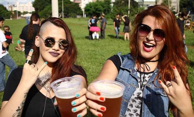 Leka Portela e Rebeca Dominick aprovam bloco de carnaval que toca Rock'n Roll e Heavy Metal(foto: Luís Nova/ Esp CB - DA Press) Leka Portela e Rebeca Dominick aprovam bloco de carnaval que toca Rock'n Roll e Heavy Metal(foto: Luís Nova/ Esp CB - DA Press)