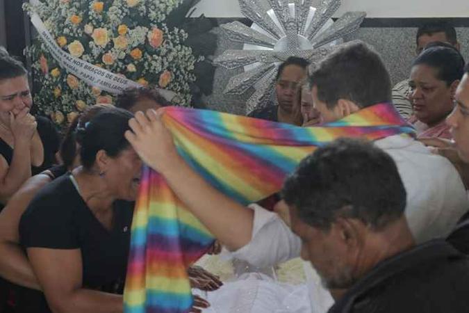 Amigos e parentes se despedem do estudante Milton Junio, assassinado na Rodoviária do Plano Piloto(foto: Arthur Menescal/Esp.CB/D.A Press) Amigos e parentes se despedem do estudante Milton Junio, assassinado na Rodoviária do Plano Piloto(foto: Arthur Menescal/Esp.CB/D.A Press)