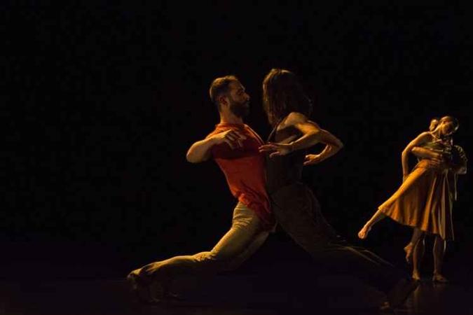 O espetáculo 'Dobras' é uma das atrações do Dança em Trânsito(foto: Priscilla Credie/Divulgação ) O espetáculo 'Dobras' é uma das atrações do Dança em Trânsito(foto: Priscilla Credie/Divulgação )
