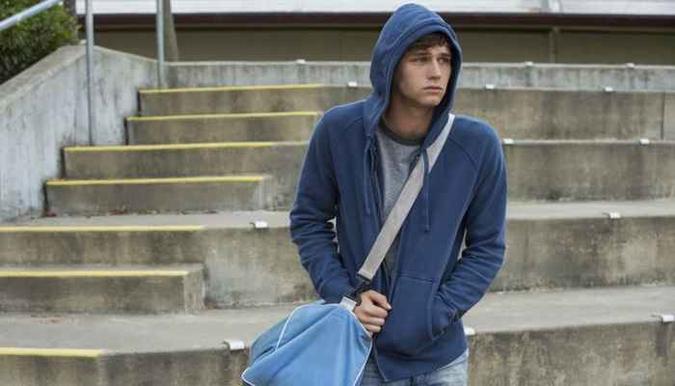 Vício em drogas será debatido por meio do personagem Justin Foley(foto: Beth Dubber/Netflix/Divulgação) Vício em drogas será debatido por meio do personagem Justin Foley(foto: Beth Dubber/Netflix/Divulgação)