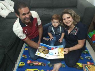 A adaptação de Lorenzo foi difícil, mas Ingrid e Diógenes insistiram e, hoje, veem os benefícios da convivência escolar (foto: Barbara Cabral/Esp. CB/D.A Press ) A adaptação de Lorenzo foi difícil, mas Ingrid e Diógenes insistiram e, hoje, veem os benefícios da convivência escolar (foto: Barbara Cabral/Esp. CB/D.A Press )