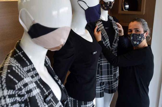 Gerente de uma loja de roupas no Sudoeste, Adriana Ribeiro prepara o estabelecimento a reabertura (foto: Marcelo Ferreira/CB/D.A Press) Gerente de uma loja de roupas no Sudoeste, Adriana Ribeiro prepara o estabelecimento a reabertura (foto: Marcelo Ferreira/CB/D.A Press)