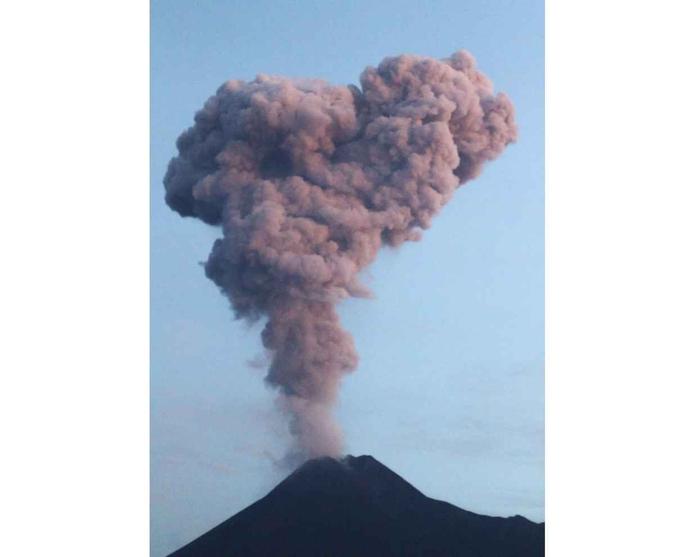 O Monte Merapi, na Indonésia, um dos vulcões mais ativos do mundo, irrompeu quando lava vermelha e derretida fluiu da cratera e arrotou nuvens de cinza.(foto: RANTO KRESEK / AFP) O Monte Merapi, na Indonésia, um dos vulcões mais ativos do mundo, irrompeu quando lava vermelha e derretida fluiu da cratera e arrotou nuvens de cinza.(foto: RANTO KRESEK / AFP)