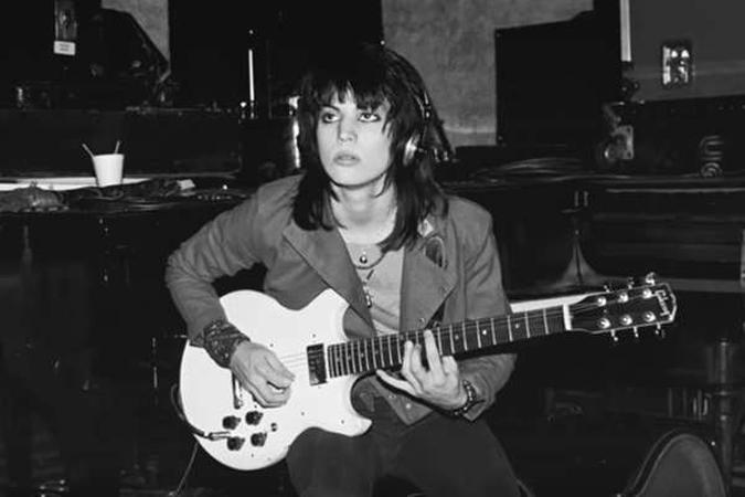 'Abriram minha cabeça jogando uma garrafa de cerveja', conta Joan Jett em cena do trailer(foto: Reprodução/Internet) 'Abriram minha cabeça jogando uma garrafa de cerveja', conta Joan Jett em cena do trailer(foto: Reprodução/Internet)