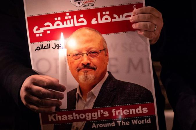 Cartaz com a foto do jornalista saudita Jamal Khashoggi.(foto: AFP / Yasin AKGUL)