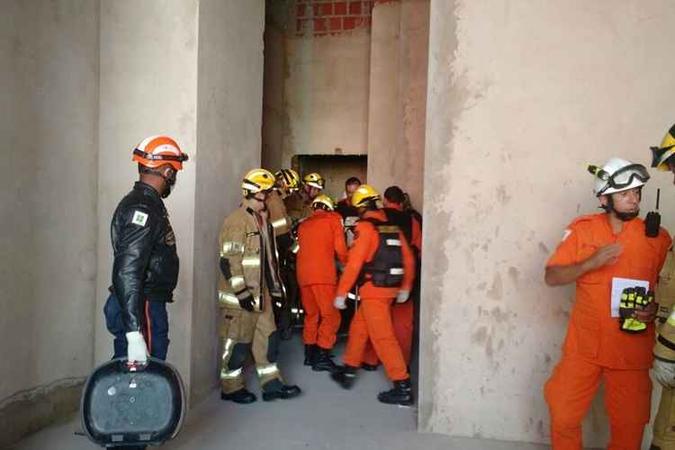 Após sofrer parada cardiorrespiratória, sinais vitais de homem de 49 anos foram estabilizados(foto: Corpo de Bombeiros/Divulgação) Após sofrer parada cardiorrespiratória, sinais vitais de homem de 49 anos foram estabilizados(foto: Corpo de Bombeiros/Divulgação)
