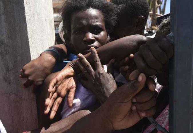 O Matthew deixou pelo menos 546 mortos e gerou uma nova crise humanitária no país mais pobre das Américas(foto: AFP / RODRIGO ARANGUA ) O Matthew deixou pelo menos 546 mortos e gerou uma nova crise humanitária no país mais pobre das Américas(foto: AFP / RODRIGO ARANGUA )