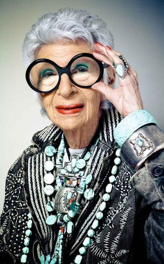 Iris Apfel com seus óculos gigantes. Acessórios são a marca-registrada do estilo extravagante da americana(foto: Franco Vogt/Divulgação) Iris Apfel com seus óculos gigantes. Acessórios são a marca-registrada do estilo extravagante da americana(foto: Franco Vogt/Divulgação)
