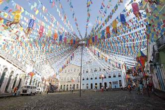 O Pelourinho, um dos bairros mais famosos de Salvador, se enfeita de bandeirinhas e recebe as quadrilhas(foto: Camila Souza/Correio 24 horas) O Pelourinho, um dos bairros mais famosos de Salvador, se enfeita de bandeirinhas e recebe as quadrilhas(foto: Camila Souza/Correio 24 horas)