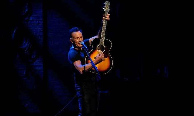 Bruce Springsteen canta 15 clássicos em show no teatro Walter Kerr, em Nova York(foto: Kevin Mazur/divulgação) Bruce Springsteen canta 15 clássicos em show no teatro Walter Kerr, em Nova York(foto: Kevin Mazur/divulgação)