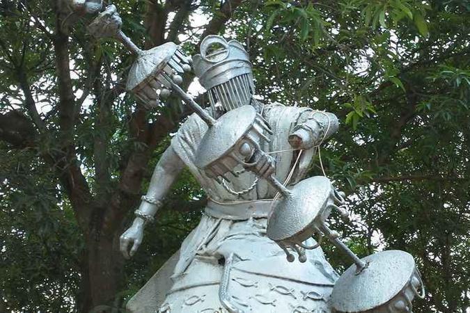 O morador de rua amarrou a estátua para que o cajado e a mão da entidade não caíssem no chão(foto: Ògan Luiz Alves/FOAFRO-DF) O morador de rua amarrou a estátua para que o cajado e a mão da entidade não caíssem no chão(foto: Ògan Luiz Alves/FOAFRO-DF)
