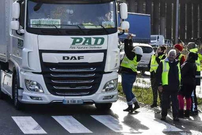 Os manifestantes exigem redução de impostos, aumentos salariais, redução do preço do combustível e melhoria do serviço público de saúde(foto: AFP) Os manifestantes exigem redução de impostos, aumentos salariais, redução do preço do combustível e melhoria do serviço público de saúde(foto: AFP)
