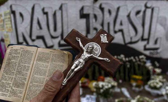 Homenagens na Escola Estadual Raul Brasil, em Suzano, na Grande São Paulo(foto: Miguel Schincariol/AFP) Homenagens na Escola Estadual Raul Brasil, em Suzano, na Grande São Paulo(foto: Miguel Schincariol/AFP)