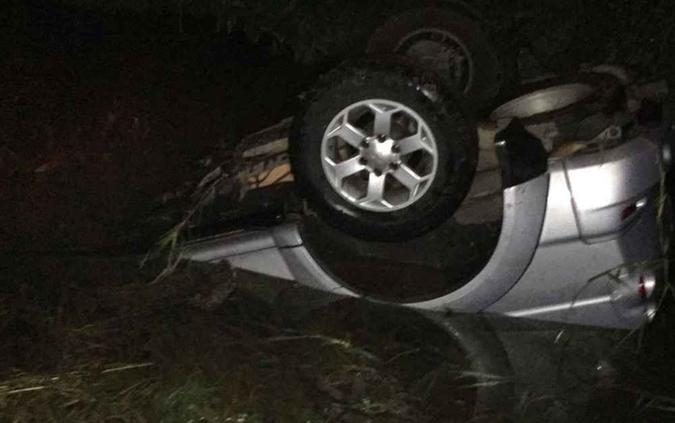 Carro do Major Costa e Silva foi alvejado e capotou em córrego (foto: Divulgação/Polícia Militar ) Carro do Major Costa e Silva foi alvejado e capotou em córrego (foto: Divulgação/Polícia Militar )