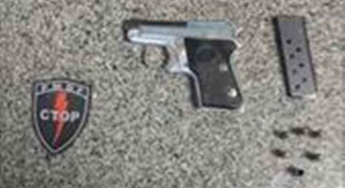 Pistola não era de uso restrito, mas pai do acusado de atirar não detinha a posse legal(foto: Divulgação/PMDF) Pistola não era de uso restrito, mas pai do acusado de atirar não detinha a posse legal(foto: Divulgação/PMDF)