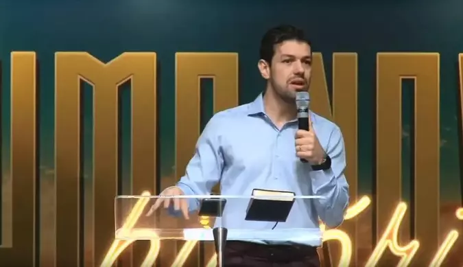 Pastor desafia fiéis a assinarem apoio a partido de Bolsonaro, em meio a culto (foto: Reprodução/Youtube ) Pastor desafia fiéis a assinarem apoio a partido de Bolsonaro, em meio a culto (foto: Reprodução/Youtube )