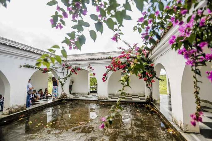A obra Átrio, de Marcelo Silveira, é uma réplica do pátio da casa-grande (foto: Andréa Rêgo Barros) A obra Átrio, de Marcelo Silveira, é uma réplica do pátio da casa-grande (foto: Andréa Rêgo Barros)