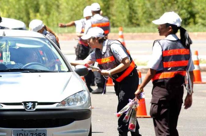 PMs mulheres nas ruas: elas são 1.135 em um efetivo de 11,3 mil servidores(foto: Ronaldo de Oliveira/CB/D.A Press - 8/3/07) PMs mulheres nas ruas: elas são 1.135 em um efetivo de 11,3 mil servidores(foto: Ronaldo de Oliveira/CB/D.A Press - 8/3/07)