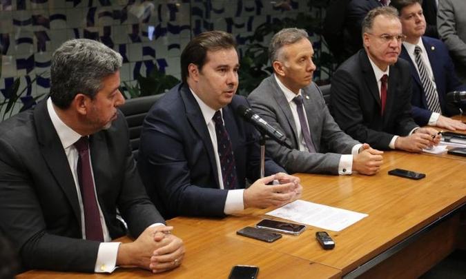Maia, com líderes e o relator, Samuel Moreira: Maia, com líderes e o relator, Samuel Moreira: