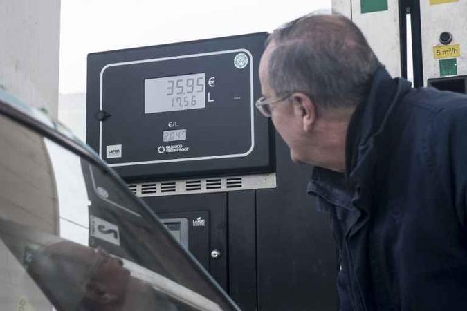 O novo imposto começará a ser aplicado em 1º de janeiro de 2019 e envolverá um aumento de 6,5 centavos de euro por litro de gasóleo e 2,9 centavos por litro de gasolina(foto: AFP) O novo imposto começará a ser aplicado em 1º de janeiro de 2019 e envolverá um aumento de 6,5 centavos de euro por litro de gasóleo e 2,9 centavos por litro de gasolina(foto: AFP)