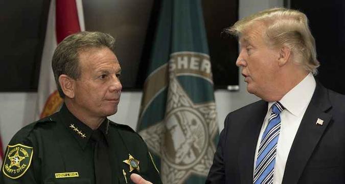 Trump conversa com o xerife Scott Israel do condado de Broward, onde aconteceu o tiroteio na escola na última quarta-feira (14/2)(foto: Jim Watson/ AFP) Trump conversa com o xerife Scott Israel do condado de Broward, onde aconteceu o tiroteio na escola na última quarta-feira (14/2)(foto: Jim Watson/ AFP)
