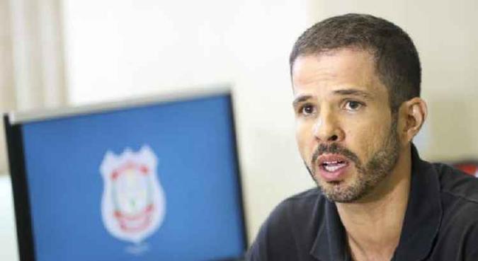 O delegado de Polícia Civil do DF Rogério Oliveira informou que há um total de 28 mandados de prisão e 35 de busca e apreensão(foto: Marcelo Camargo/Agência Brasil) O delegado de Polícia Civil do DF Rogério Oliveira informou que há um total de 28 mandados de prisão e 35 de busca e apreensão(foto: Marcelo Camargo/Agência Brasil)