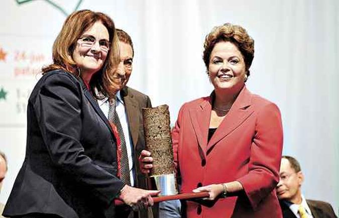 Em evento festivo do pré-sal, Graça Foster e Dilma Rousseff: futuro promissor, mas ações seguem em queda(foto: Agência Petrobras) Em evento festivo do pré-sal, Graça Foster e Dilma Rousseff: futuro promissor, mas ações seguem em queda(foto: Agência Petrobras)