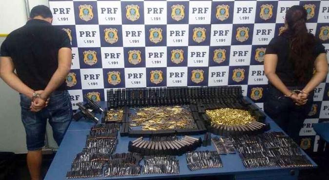No carro, os policiais encontraram 40 pistolas de fabricação turca, austríaca, americana e brasileira, todas coma numeração raspada. Havia também 1,5 mil munições para fuzis e armas de uso restrito(foto: PRF/Divulgação) No carro, os policiais encontraram 40 pistolas de fabricação turca, austríaca, americana e brasileira, todas coma numeração raspada. Havia também 1,5 mil munições para fuzis e armas de uso restrito(foto: PRF/Divulgação)