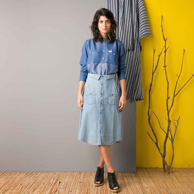 Coleção da Marca Comas: camisas jeans são transformadas em saias e em outras camisas(foto: Patricia Ikeda/Comas) Coleção da Marca Comas: camisas jeans são transformadas em saias e em outras camisas(foto: Patricia Ikeda/Comas)